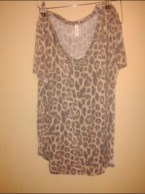 Leopard Print V Neck Tee - Neutral Taupe